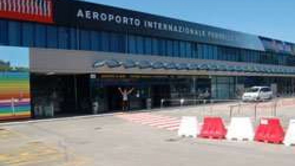 Aeroporto "Fellini": consegnata formalmente l'area al TitanoAeroporto "Fellini": consegnata formalmente l'area al Titano