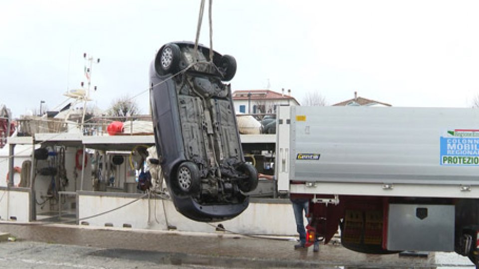 L'auto ripescata[VIDEO] Rimini: ritrovata auto nel porto, a bordo il corpo della donna scomparsa