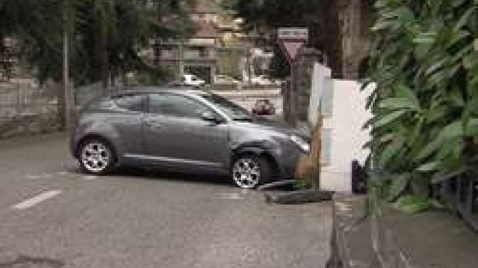Serravalle: scontro fra due auto, nessun ferito graveSerravalle: scontro fra due auto, nessun ferito grave