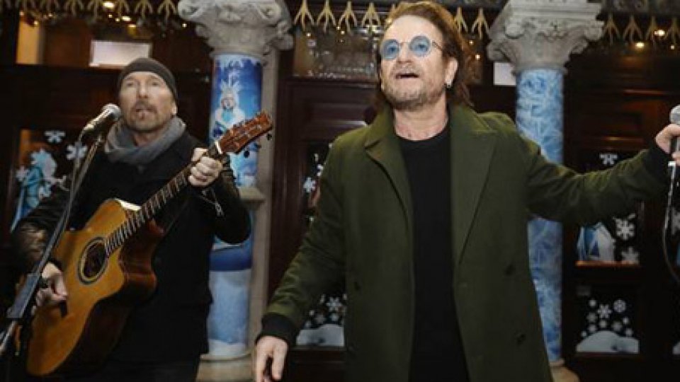 L'esibizione di Bono e The Edge[VIDEO] Bono e The Edge cantano per i senzatetto di Dublino
