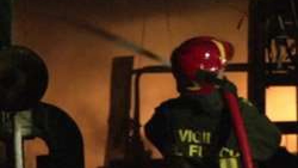 L'operazione dei Vigili del FuocoMiramare: incendio in un deposito vicino all'aeroporto [LE IMMAGINI]