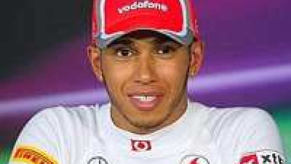 Formula 1: in Cina Hamilton in pole, terzo Alonso
