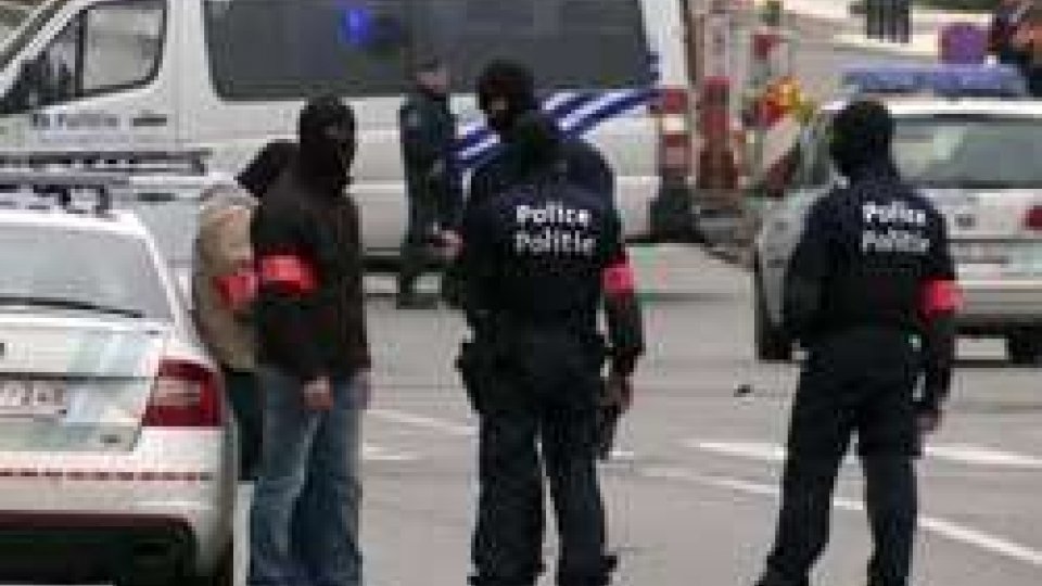 Charleroi: uomo, armato di machete, ferisce due poliziotte al grido di"Allah è grande"