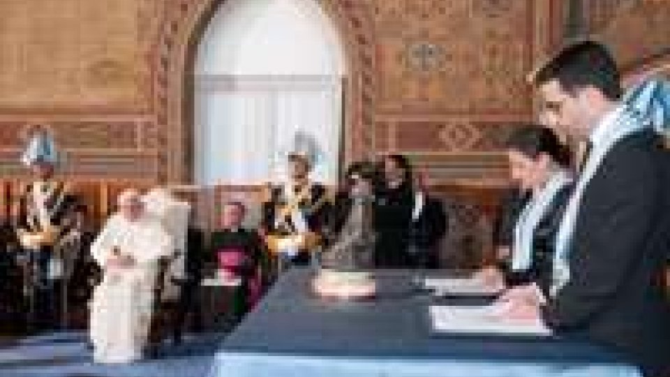 Benedetto XVI ricevuto a Palazzo Pubblico dai Capitani Reggenti Berti e Tamagnini