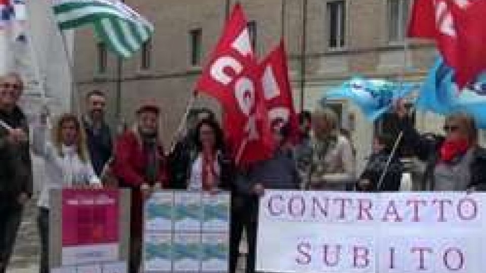 scioperoScuola: insegnanti e personale ATA in sciopero davanti alla Prefettura di Rimini