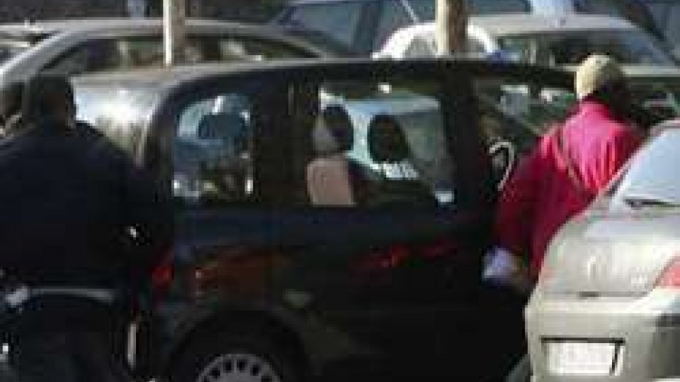 Rimini: la Polizia municipale sanziona tre parcheggiatori abusivi in piazza Malatesta per 3.000 euro