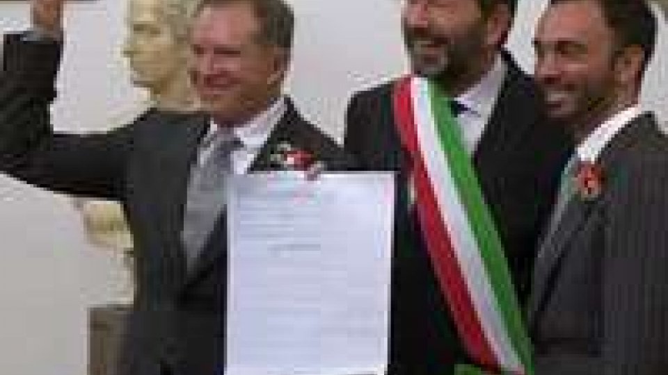 Roma, in Campidoglio il sindaco Marino trascrive i matrimoni di 16 coppie gayRoma, in Campidoglio il sindaco Marino trascrive i matrimoni di 16 coppie gay