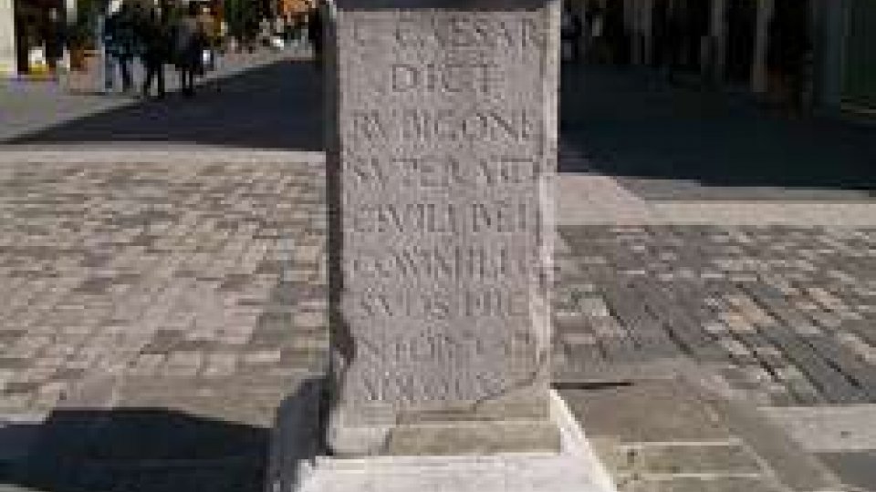 Colonna che segna il punto in cui secondo la tradizione Giulio Cesare pronuncia la frase Alea iacta est (Rimini)