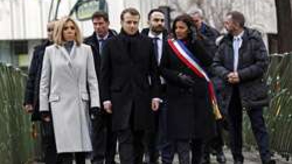 Emmanuel Macron sui luoghi degli attacchi terroristici