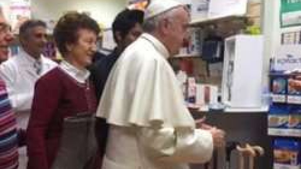 Il papa al negozio (foto da TGCOM24)