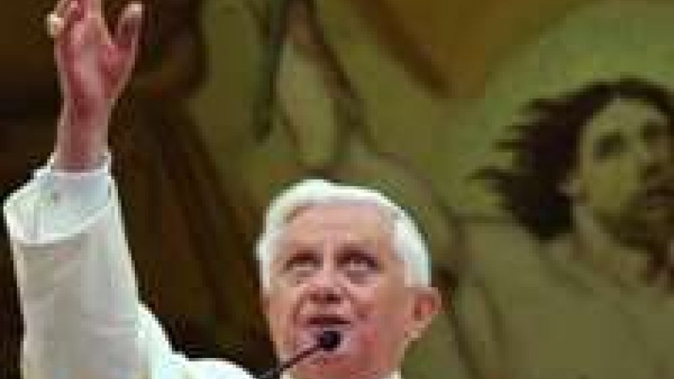 Benedetto XVI: applausi da 8.000 fedeli
