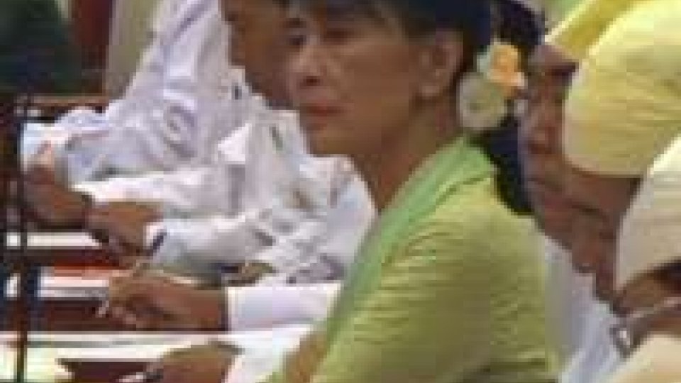 Aung San Suu Kyi debutta in Parlamento