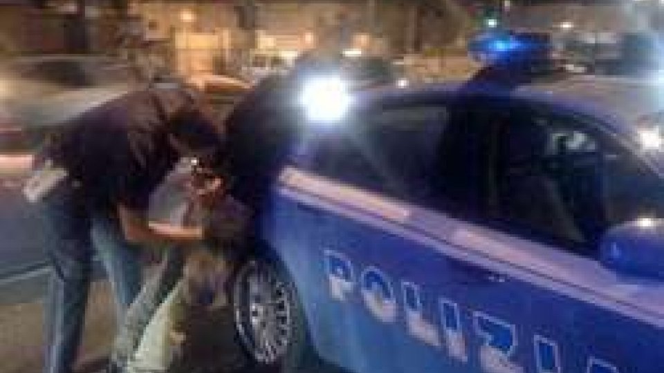Rimini: spacciatore tenta la fuga e lancia "la roba" in un giardino