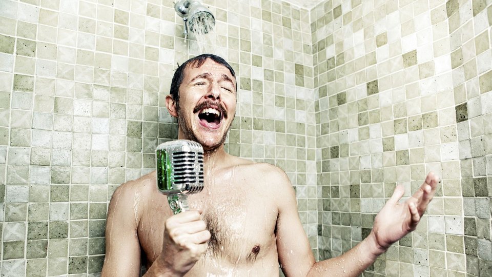 Cantare sotto la doccia, perché lo facciamo?