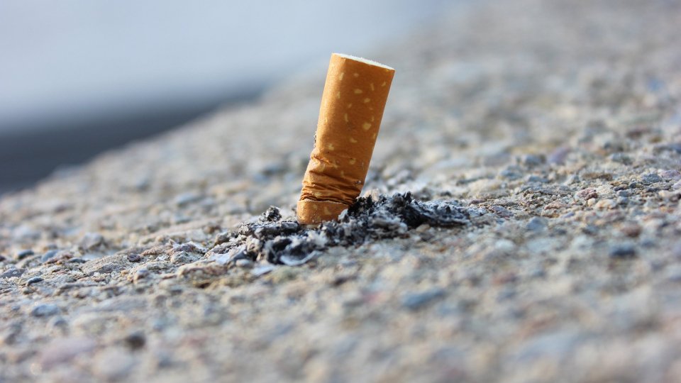 Una sigaretta in spiaggia @ecigarettereviewed.com