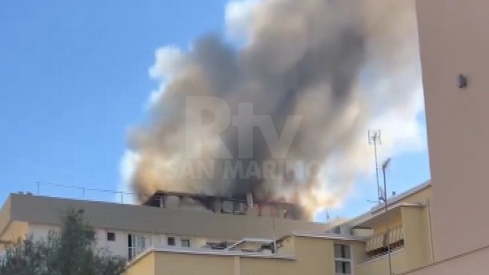Incendio all'ultimo piano di un hotel a Misano