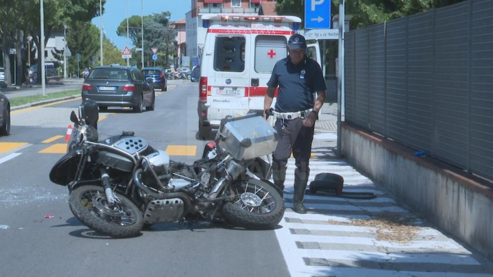 Incidente in Via Dalla Chiesa: moto tampona ambulanza, grave il centauro