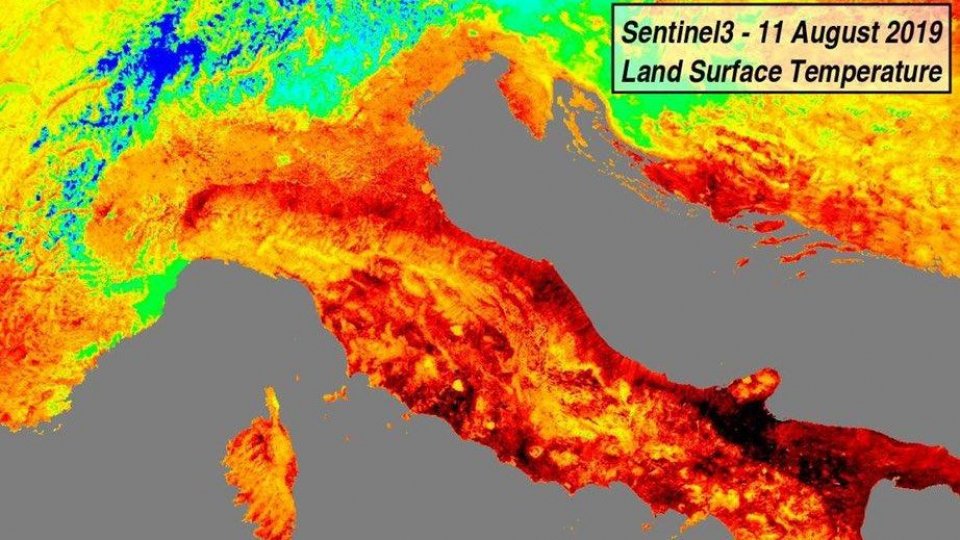 Il satellite fotografa l'Italia rovente: 50°C al suolo al sud