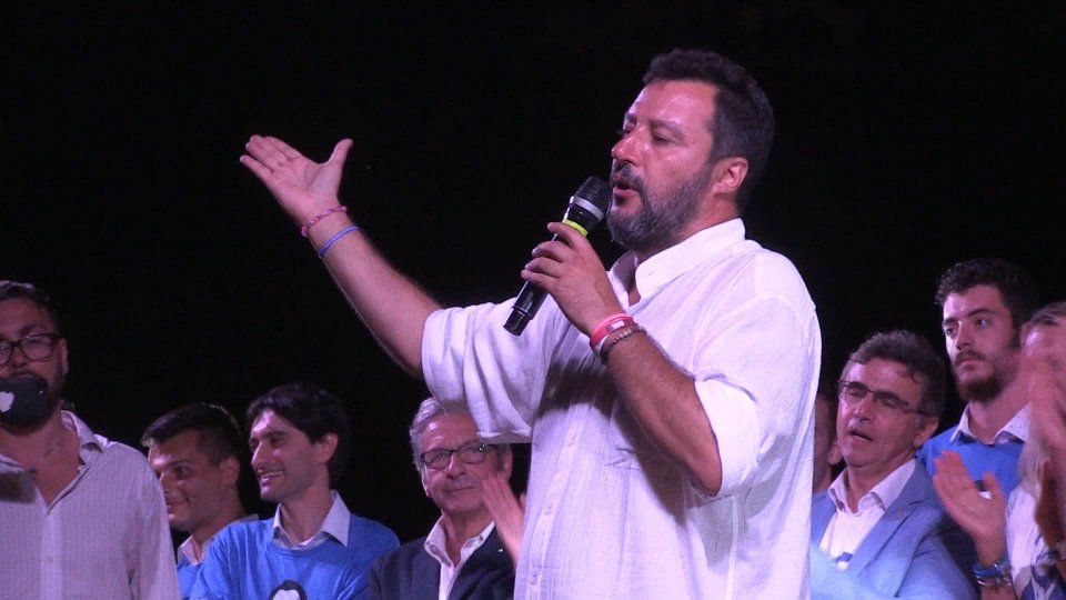 “Al voto”. Lo chiede a gran voce anche il popolo leghista, davanti all'intervento di Salvini alla festa di Massa