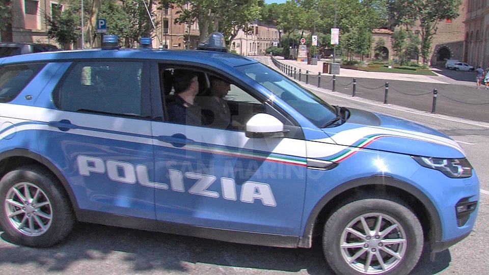 Rimini: picchia la compagna da un anno e mezzo, Polizia lo trova sotto il letto