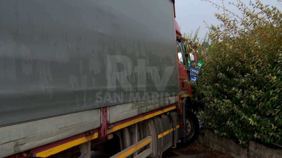 Incidente a Cailungo: camion finisce contro muretto