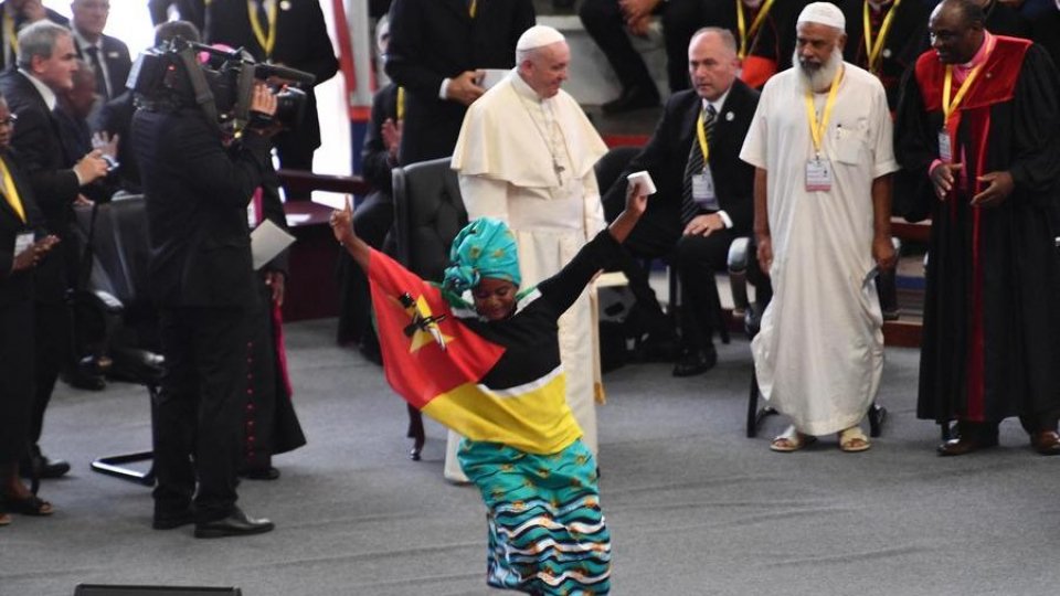 Papa Francesco in visita a un centro contro l'Aids in Mozambico