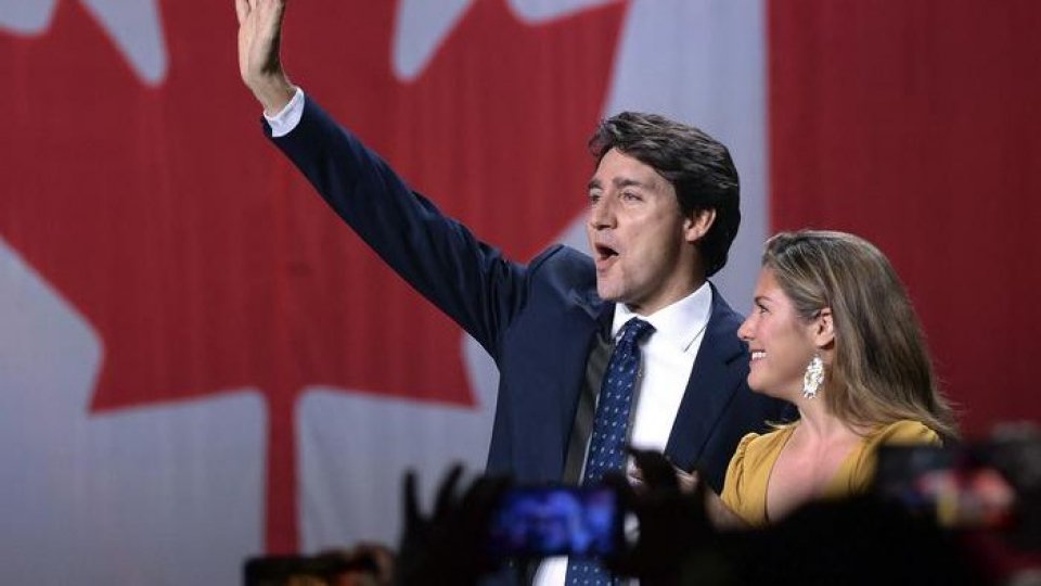Il leader liberale Trudeau festeggia la conferma con la moglie Sophie Gregoire. Foto Ansa