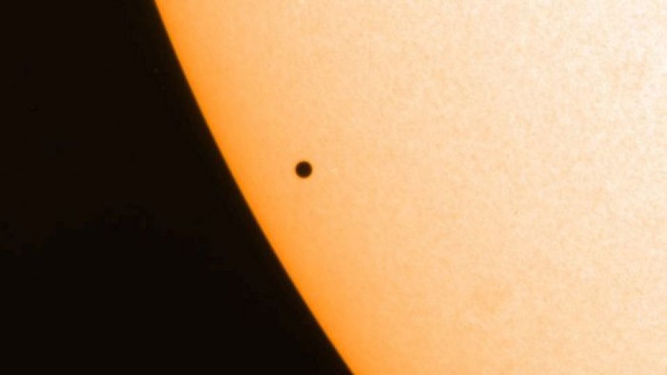 Un momento del transito di Mercurio sul disco del Sole (fonte: Ansa/NASA's Goddard Space Flight Center)