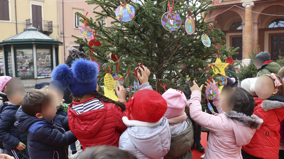 Le scuole riminesi addobbano gli alberi di Natale di Piazza Cavour