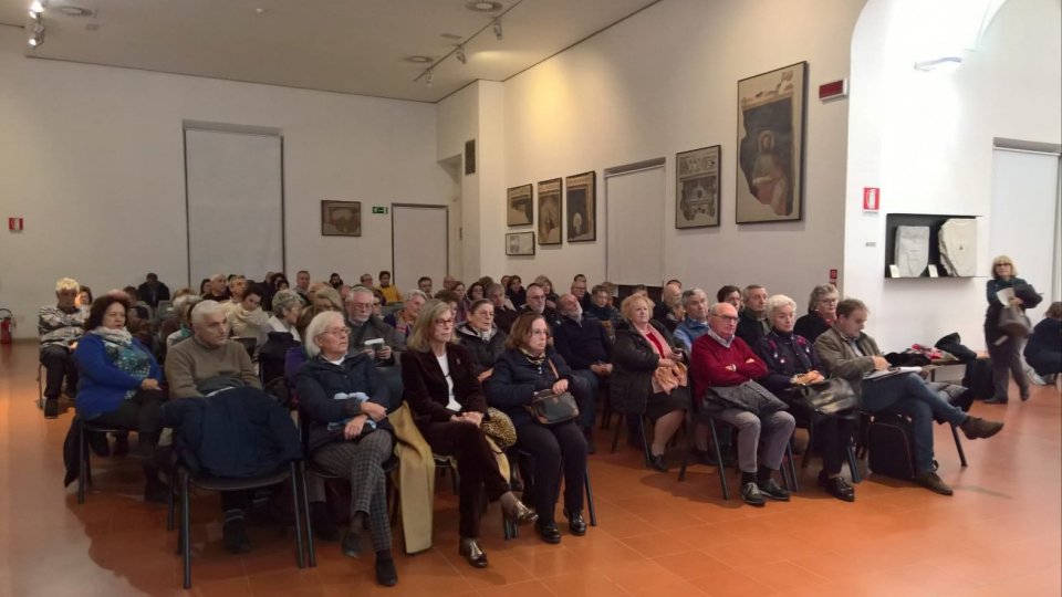 Federico Fellini e gli altri sfollati che si rifugiarono sul Titano: l’Università di San Marino racconta la “storia dell'accoglienza” ai docenti di Rimini
