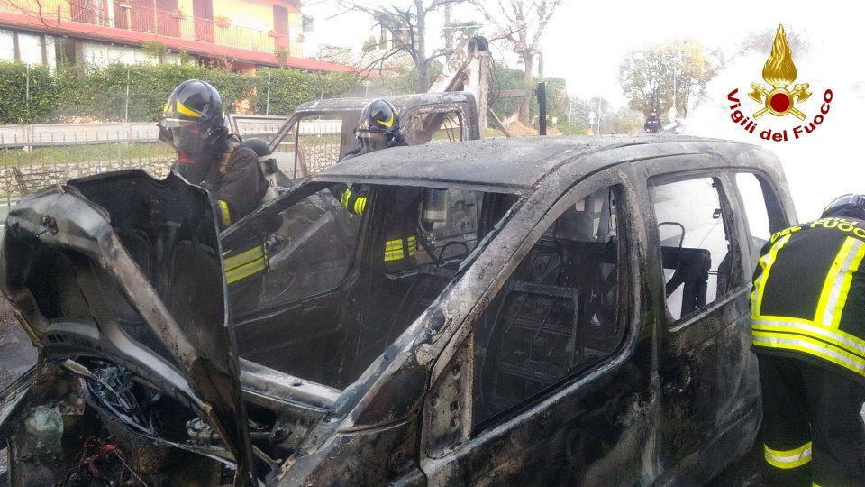 Poggio Torriana: due auto vanno a fuoco, nessuno ferito