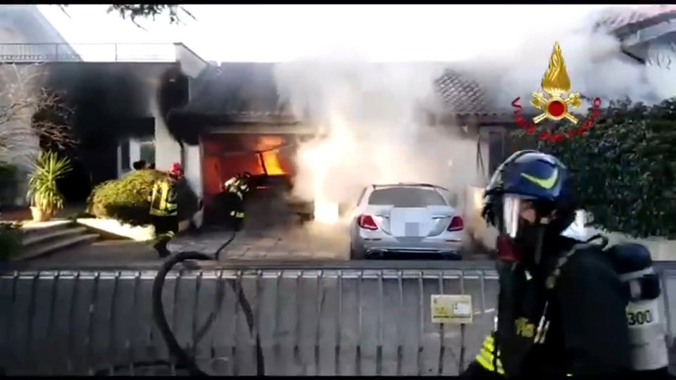 Santa Giustina: a fuoco tre garage con auto all'interno. Vigili al lavoro