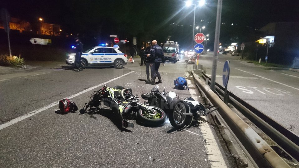 Incidente sulla Super: scontro moto-scooter, due giovani all'ospedale
