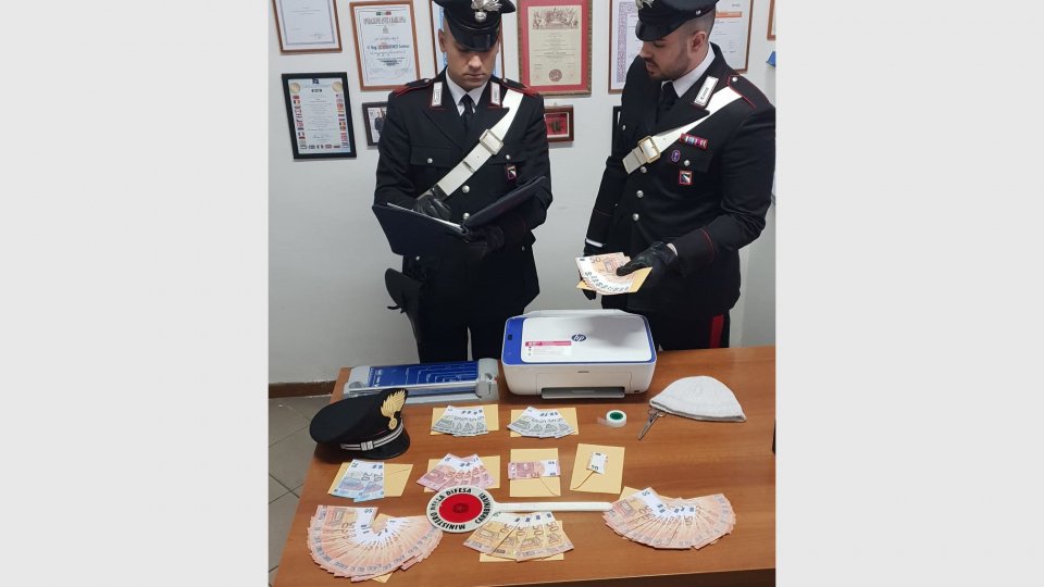 Rimini: falsario scoperto dopo aver tentato di spendere una banconota contraffatta
