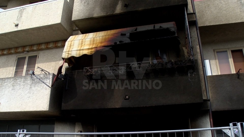 Le immagini dell'incendio in una palazzina a Serravalle