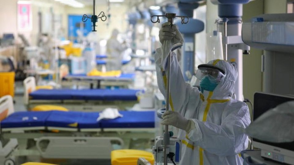 Sanificazione degli ospedali in Cina (foto Ansa)