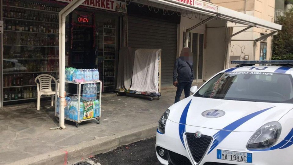 Due minimarket multati e chiusi dalla polizia locale di Riccione
