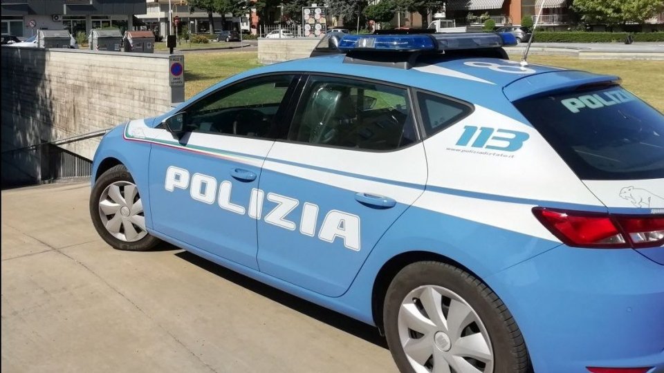 Derubano un ragazzo e aggrediscono la polizia: due denunciati a Rimini