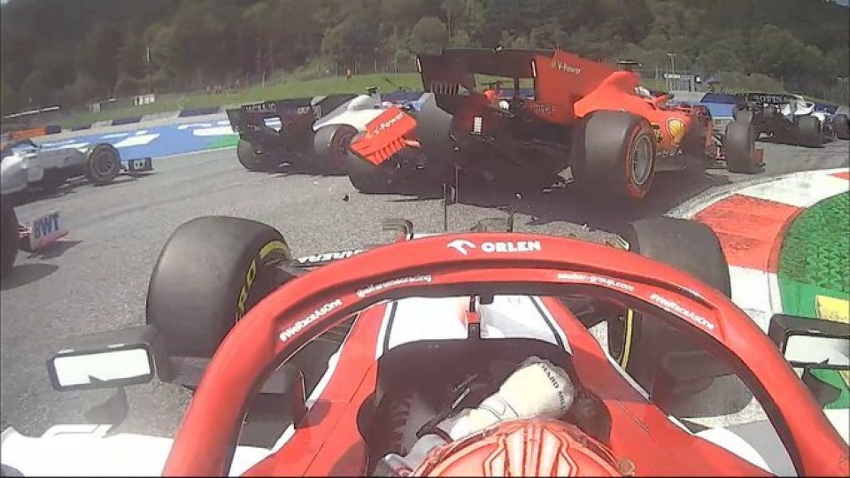 F1, disastro Ferrari: Leclerc centra Vettel, entrambi fuori al primo giro