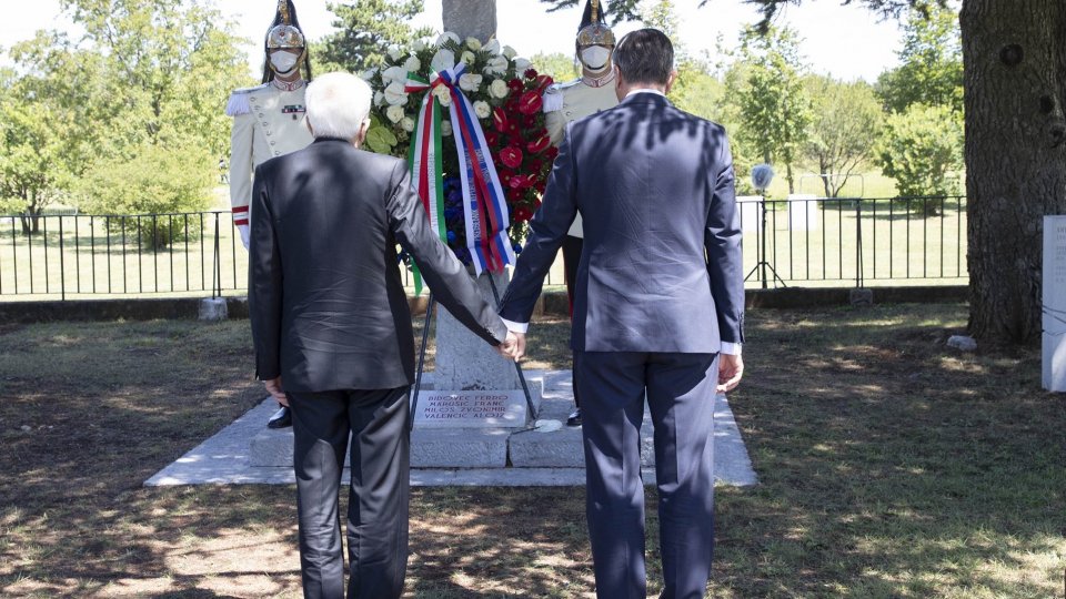 Il Presidente Mattarella e il Presidente della della Slovenia Pahor depongono una corona di fiori alla foiba di Basovizza e al Monumento ai caduti Sloveni. Foto Twitter @Quirinale