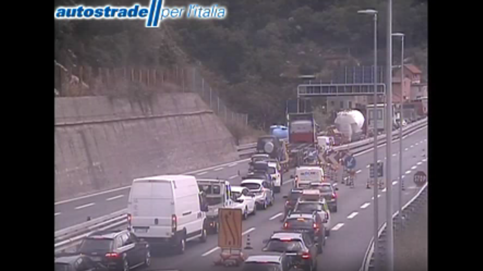 Genova, il nodo autostradale è paralizzato In Liguria il traffico è congestionato