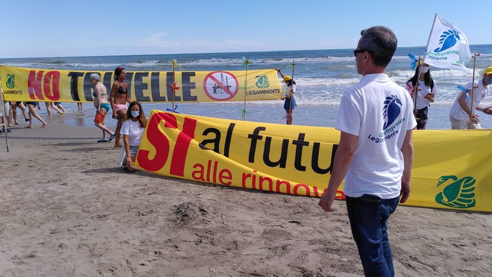 Flash mob di Legambiente a Riccione per dire sì all'eolico: "Smantellare le piattaforme petrolifere"