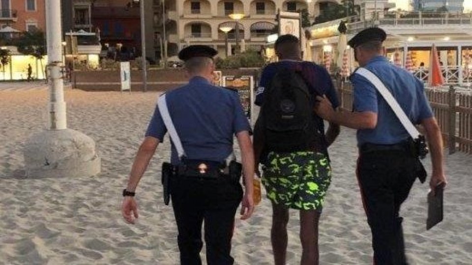 Riccione: denunciati tre minorenni per vandalismo in spiaggia, arrestato ladro di scooter
