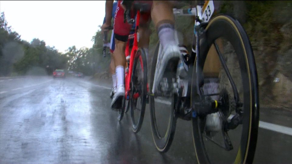 Tour de France, Roglic vince in volata la quarta tappa. Alaphilippe resta in maglia gialla