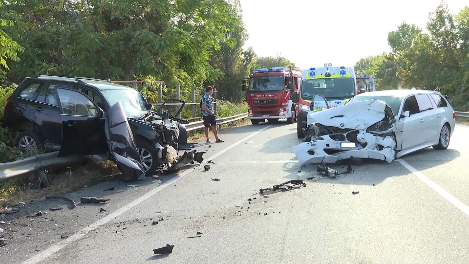Incidente stradale a San Giovanni in Marignano, due auto completamente distrutte