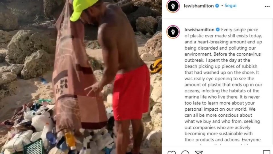 Lewis Hamilton raccoglie la plastica dalla spiaggia