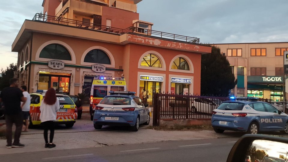 Rimini: trovato morto nel garage di casa, probabile overdose
