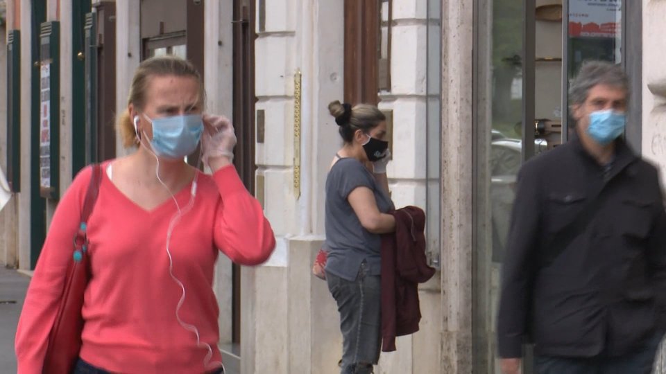 Coronavirus, a Genova e in Campania deciso l'obbligo delle mascherine all'aperto
