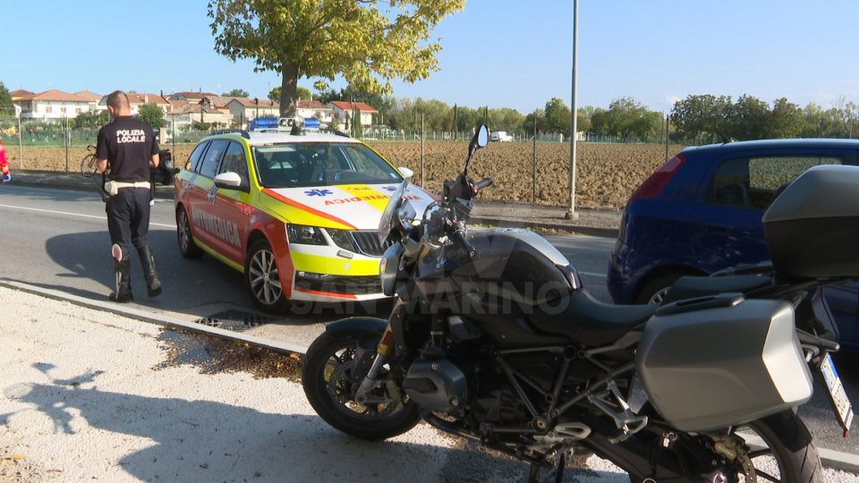 Riccione: padre e figlia cadono in moto, bimba trasportata al 'Bufalini'