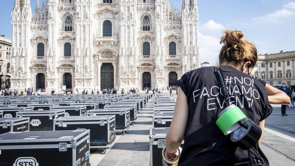 La protesta dei lavoratori dello spettacolo: 500 bauli vuoti davanti al Duomo di Milano